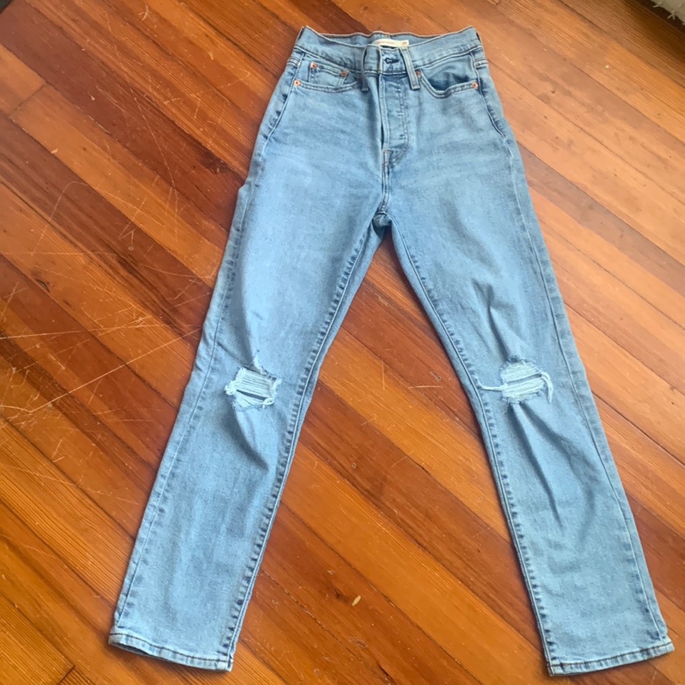 NWOT Levi’s 501 wedgie straight jeans26x28distressing in knees only